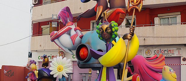 Foto de la falla Mirant al Futur