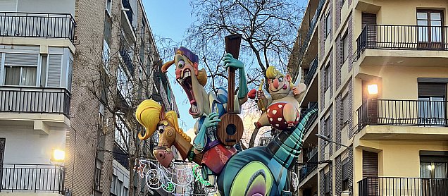 Foto de la falla ¡¡ Kiss Me!!¡¡ Besa´M Tonto!!