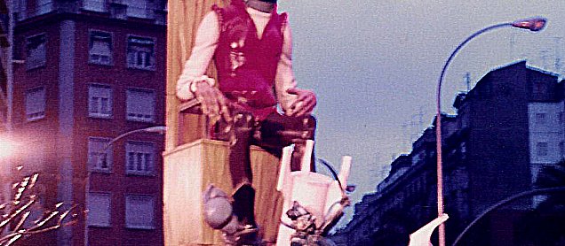 Foto de la falla Guerres; Deixeu - Nos en Pau