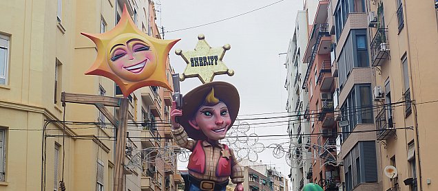 Foto de la falla ¡Fora de la Llei!