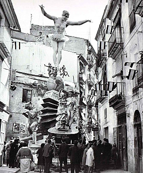 Foto L´Home És Un Ninot de Falla I al Sò que Li Toquen Balla