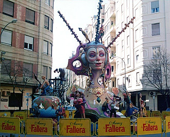 Foto Un Món Casi Tot Foradat
